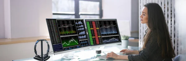 Analista Utilizzando Più Schermi Del Computer Trading Azionario — Foto Stock