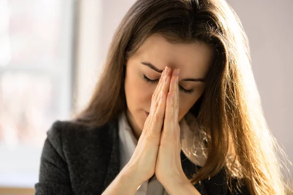 Женщина Молится Бог Поисках Молитвы Управление Стрессом — стоковое фото