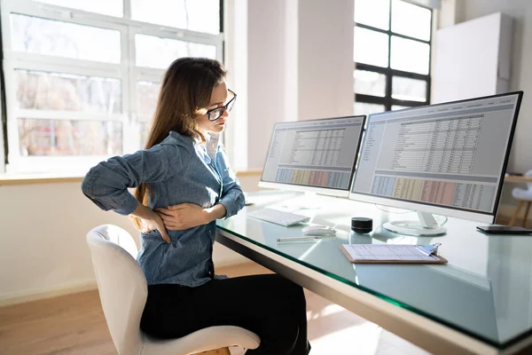 后背疼痛姿势不好的女人坐在办公室 — 图库照片