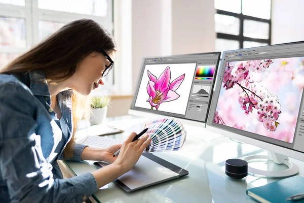 グラフィックデザイナー コンピュータ画面上で働く女性 — ストック写真