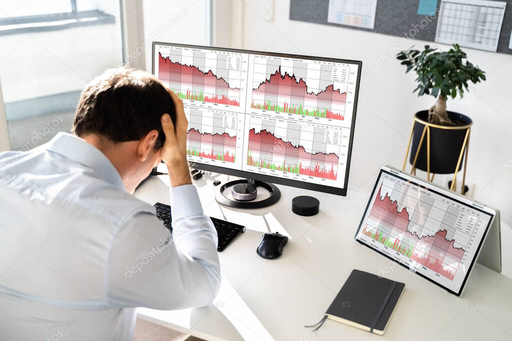 Stock Trade Looking At Financial Loss Online