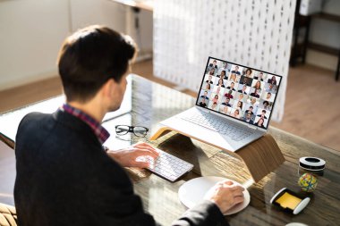 Çevrimiçi Video Konferansı Webinar. Evden Çalışan Adam