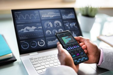 Finansal Analiz Grafikleriyle KPI Kontrol Paneli kullanan Afrikalı Danışman