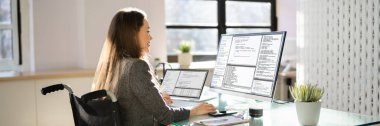 Bilgisayar Programcısı Ofisteki Bilgisayar Kodu Yazıyor