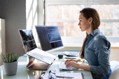 Çoklu Bilgisayar Ekranında Programcı Kadın Kodlaması