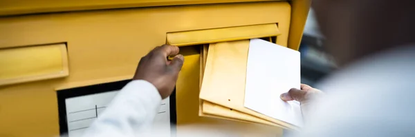 Carta Envelope Documento Caixa Correio Man Hand Enviando Correio — Fotografia de Stock