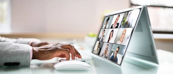 Black Man Virtual Conference Call Laptop Negócios Híbridos — Fotografia de Stock