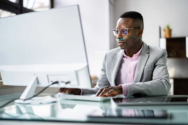 Homme Africain Utilisant Téléphone Avec Canule Nasale Oxygène État Santé — Photo