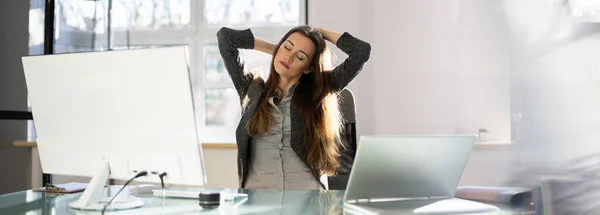 Stretching Dei Dipendenti Alla Scrivania Dell Ufficio Lavoro — Foto Stock