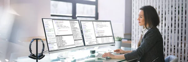 Coder Mit Mehreren Computerbildschirmen Büro — Stockfoto