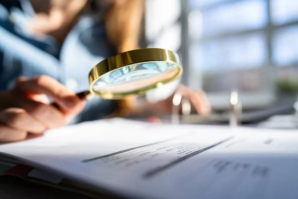 Auditor Usando Lupa Para Auditoria Investigação Fraude — Fotografia de Stock