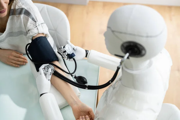 Verenpaineen Terveystarkastus Robotin Lääkärin Toimesta — kuvapankkivalokuva