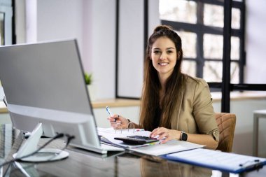 Muhasebeci ve Muhasebeci. Fatura ve Hesap Makinesi