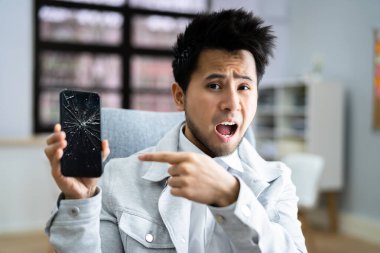 Kırık Kırık Cep Telefonu Ekranı. Akıllı Telefon Tamiri
