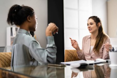 Ofiste Afrikalı Amerikalı İş Görüşmesi