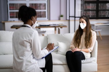 Doktor Bakımı ve Yüzü Maskeli Hasta