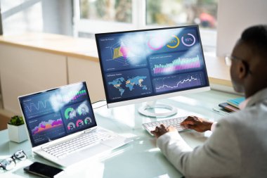 Afrikalı Amerikalı İş Verisi Analisti Bilgisayar Kullanıyor