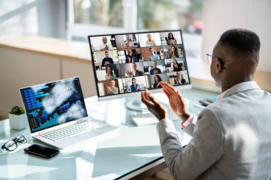 Ofiste Sanal Konferans Görüşmesi Alkışlama