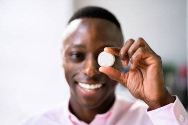 Glikoz Seviyesi Testi İçin Sürekli Glikoz İzleyicisi Tutan Adam