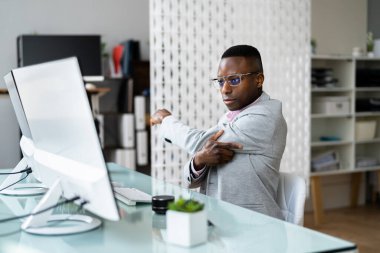 Ofis Masasında Esneme Egzersizi
