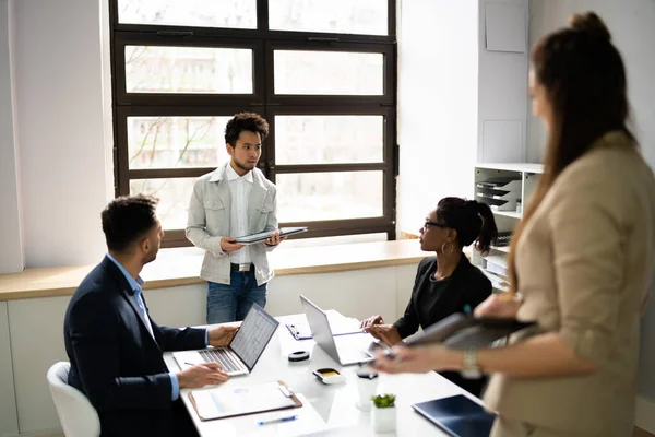 Skupina Diverse Business People Pracovišti Schůzka Zaměstnanců — Stock fotografie