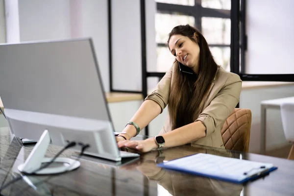 Junge Geschäftsfrau Auf Abruf Während Sie Computer Schreibtisch Büro Benutzt — Stockfoto