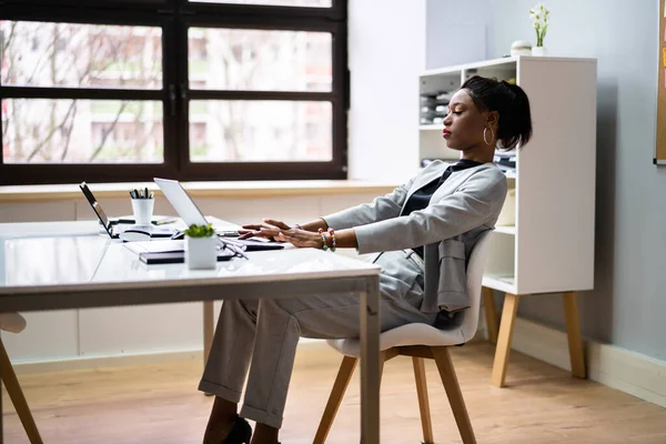 Mala Postura Afroamericana Mujer Trabajando Ordenador Portátil —  Fotos de Stock