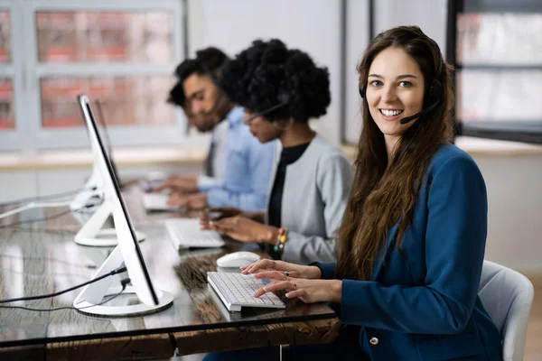 Positieve Customer Services Agent Met Headset Werken Een Call Center — Stockfoto