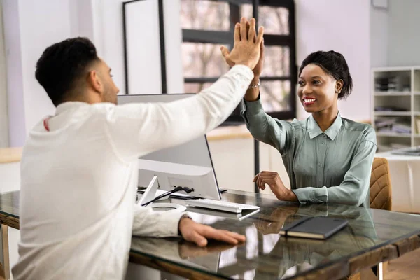 Üzletember Üzletasszony Ülő Szék Giving Magas Előtt Számítógép Workplace — Stock Fotó