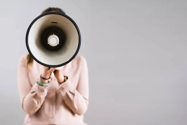 Pessoas Gritam Gritam Através Megafone Para Atenção — Fotografia de Stock