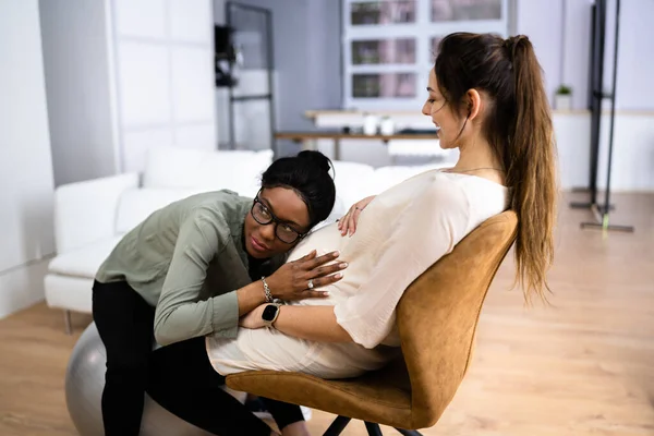 Fridfull Gravid Kvinna Som Har Avkopplande Massage Från Afrikanska Kvinnliga — Stockfoto