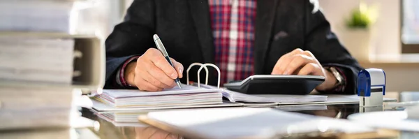 Steuerberater Mit Taschenrechner Finanzbuchhaltung — Stockfoto