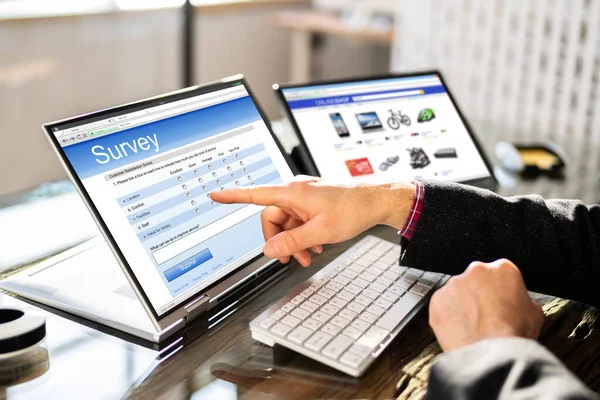 Primer Plano Hombre Llenando Formulario Encuesta Línea Tableta Digital —  Fotos de Stock