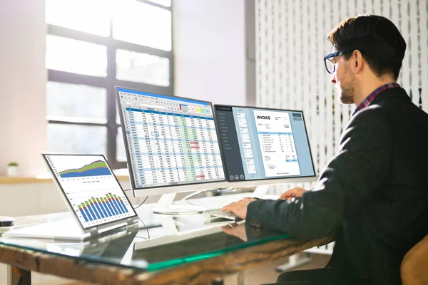 Administración Impuestos Facturas Negocios Contador Usando Monitor — Foto de Stock