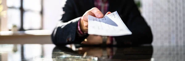 Dando Cheque Folha Pagamento Cheque Salário Aluguel — Fotografia de Stock