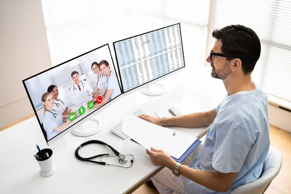 Joven Doctor Masculino Videoconferencia Con Equipo Médico Escritorio Computadora Clínica — Foto de Stock