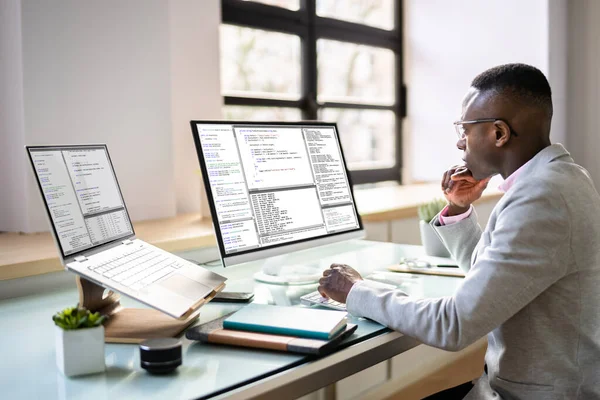 Programador Homem Africano Americano Menina Codificação Computador — Fotografia de Stock