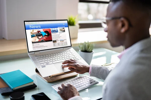 Man Reading News Site Web Sur Écran Ordinateur — Photo