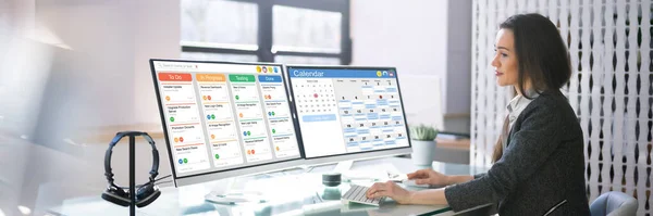 Scrum Project Manager Using Scrum Board Scheduling Software — Stock Photo, Image