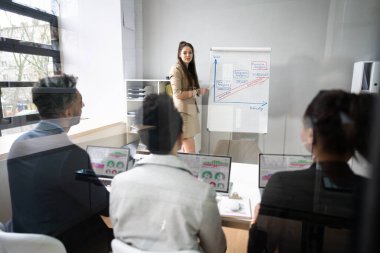 Grup Toplantısında İş Veren Kadın Sunumu