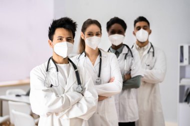 FFP2 maskesi takan Doktor Grup Hastanedeydi.