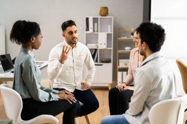 İki grup terapi seansı sırasında teselli genç adam insan