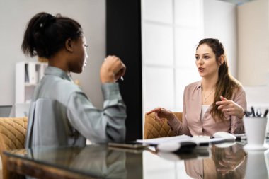 Ofiste Afrikalı Amerikalı İş Görüşmesi