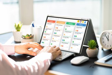 Üstü açılır Melez Bilgisayar Ekranındaki Scrum Agile Projesi