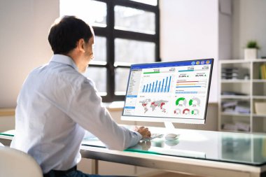 KPI İş Analitik Veri Kontrol Paneli. Analizci Bilgisayar Kullanıyor