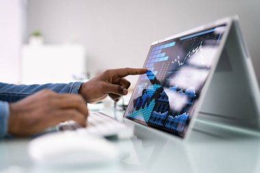 Afrikalı İşadamı Analitik Veri Kullanıyor KPI Kontrol Paneli Teknolojisi