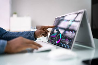 Afrikalı İşadamı Analitik Veri Kullanıyor KPI Kontrol Paneli Teknolojisi