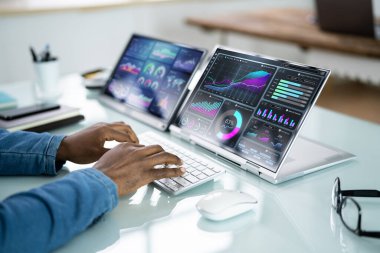 Finansal Analiz Grafikleriyle KPI Kontrol Paneli kullanan Afrikalı Danışman