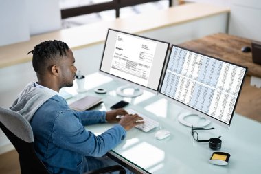 Bilgisayar Monitörlerinde Şirket Faturası Hesap Tablosu Kullanılıyor