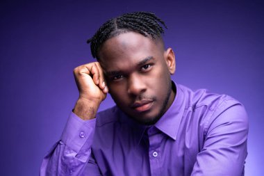 Düşünceli bir yetişkin portresi. Ciddi Adam Suratı